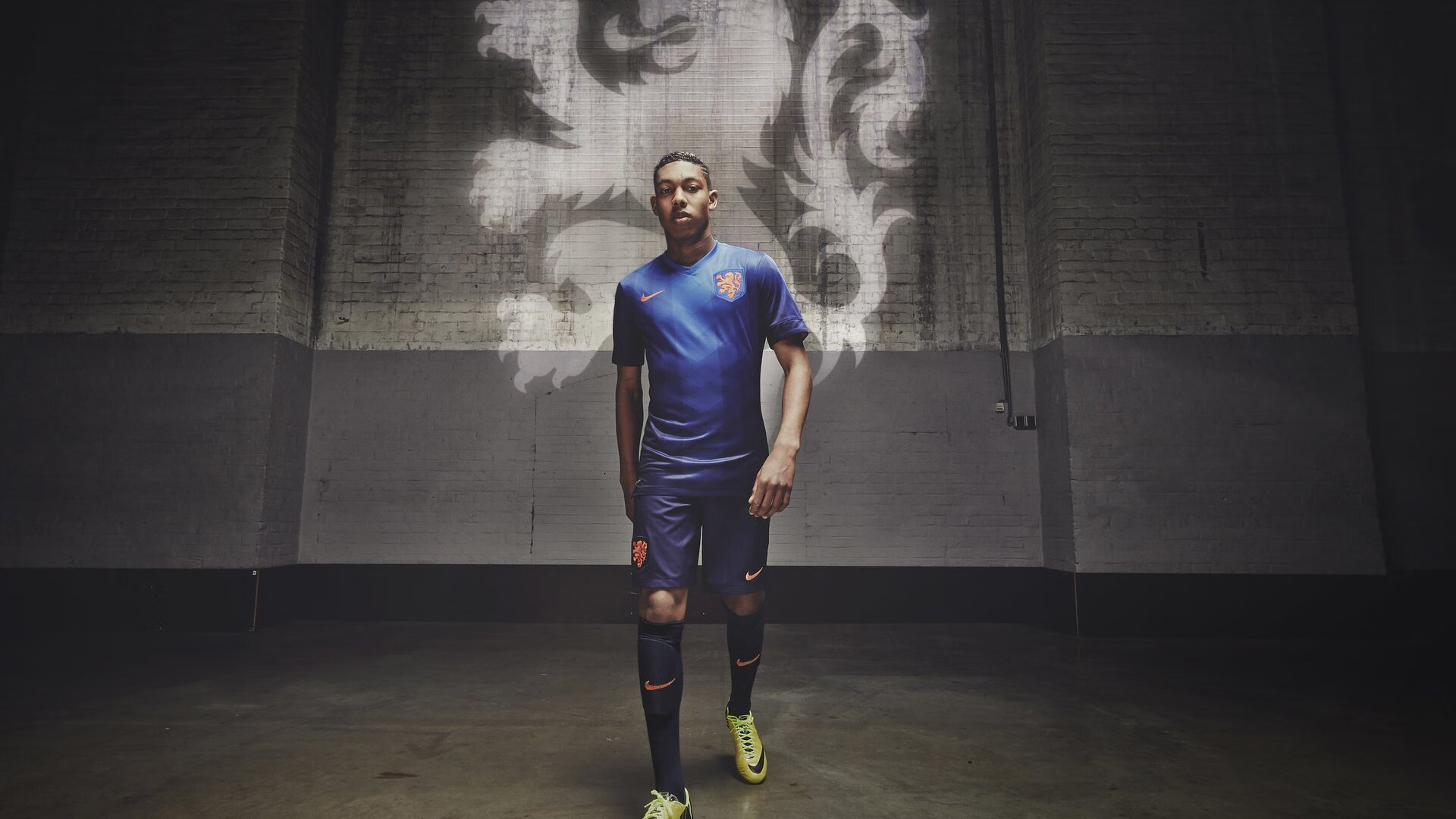 中国足球门将二次反应时间评估，门将二次触球怎么判罚